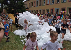 Dzieci biegną uciekając przed pianą