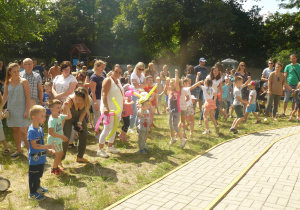 Dzieci i rodzice tańczą Zumbę