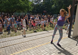 Dzieci tańczą do letnich piosenek
