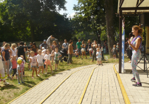 Dzieci z rodzicami tańczą Zumbę