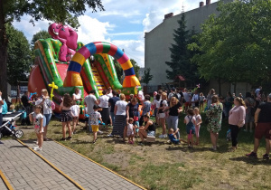 Dzieci zjeżdżają na dmuchanym zamku