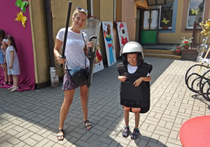 Mama z synem pozują do zdjęcia w ekwipunku policjanta