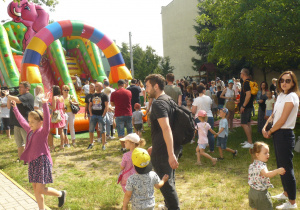 Rodzice i dzieci w trakcie pikniku w ogrodzie przedszkolnym