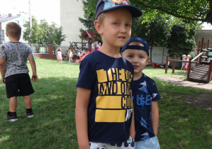 Chłopcy pozują do zdjęcia