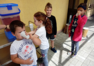 Dzieci piją lemoniadę z cytryną
