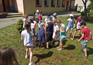 Dzieci schładzają się wodą