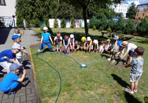 Zabawy z wodą na trawie