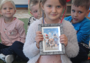 Dziewczynka pokazuje pamiątki z wakacji