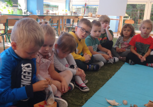Dziewczynki chwalą się pamiątkami z wakacji