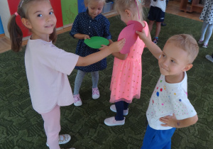 Dzieci łączą połowy kropek w całość