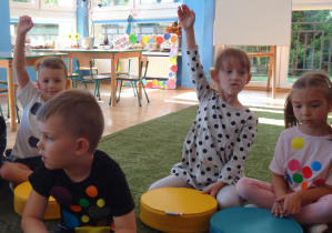 Dzieci nazywają wybrany kolor kropki