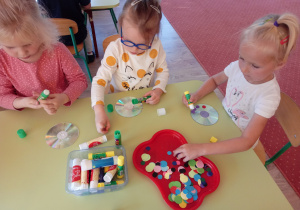 Dzieci wykonują pracę plastyczno - techniczną