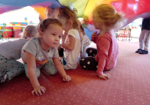 Dziewczynki siędzą pod chustą animacyjną