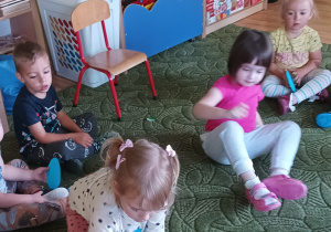 Dzieci układają kolorowe kropki