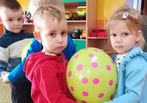 Dzieci tańczą z balonem