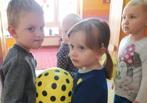 Dzieci tańczą z balonem