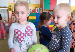 Dzieci tańczą z balonem