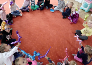Dzieci pokazują kolorowe pieski z baloników