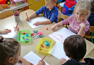 Dzieci kolorują sylwety uśmiechniętych ust