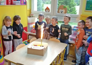 Dzieci obserwują sztuczne ognie na torcie