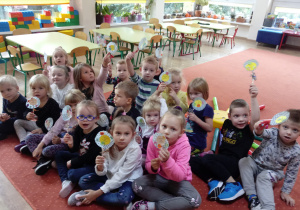 Dzieci prezentują wykonane z papieru kwiatki