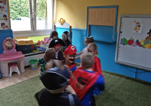 Dzieci wspólnie tańczą
