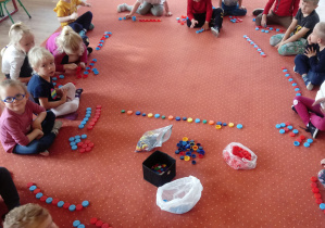 Dzieci układają rytmy z plastikowych korków