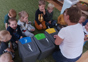 Dzieci uczą się segregować śmieci