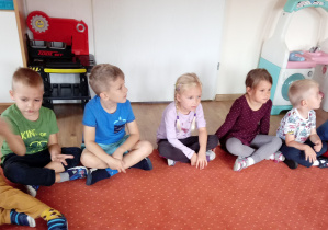 Dzieci czekają na zajęcia ruchowe