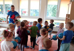 Dzieci biorą udział w zabawach z piłką