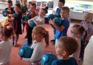 Dzieci biorą udział w zabawach z piłką