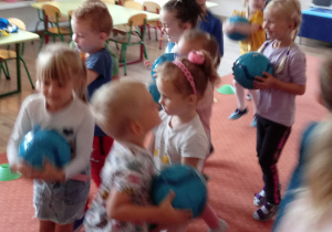 Dzieci biorą udział w zabawach z piłką