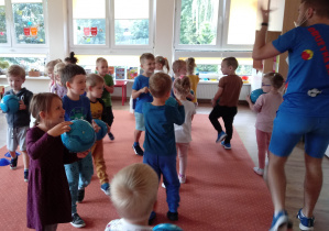 Dzieci idą za trenerem