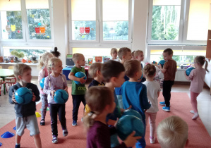 Dzieci biorą udział w zabawach sportowych