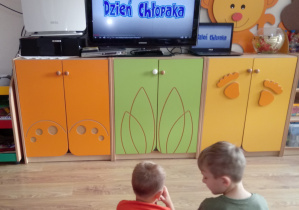 Dzieci oglądają prezentację o Dniu Chłopaka