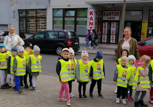 Dzieci idą na spacer do parku