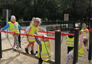 Dziewczynki chodzą po równoważni