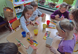Dzieci malują budki dla ptaków