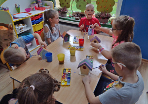 Dzieci nalują budki dla ptaków