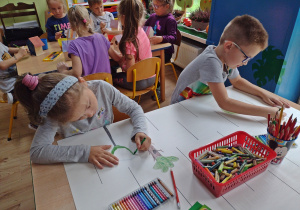 Dzieci tworzą plakat na Dzień Drzewa