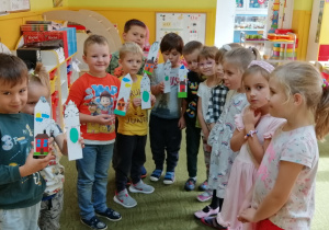 Chłopcy prezentują zakładki otrzymane od dziewczynek