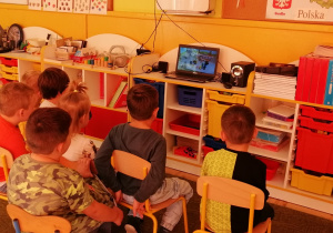 Chlopcy z okazji Dnia Chłopca oglądają wybraną bajkę