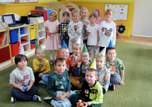Dzieci pozują do zdjęcia w Dniu Chłopaka
