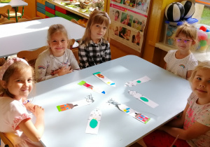 Dziewczynki przygotowały zakładki dla chłopców z okazji ich święta
