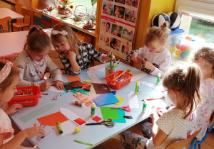 Dziewczynki przygotowują upominki dla kolegów z okazji Dnia Chłopca
