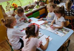 Sześciolatki pracują na kartach pracy