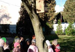Dzieci ogladaja budke legową