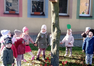 Dzieci zawiesiły budkę lęgową