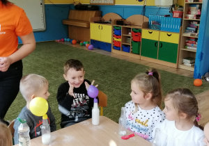 Dzieci obserwują reakcję sody i octu