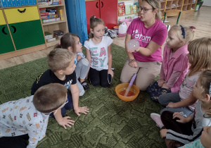 Dzieci słuchają informacji o powietrzu